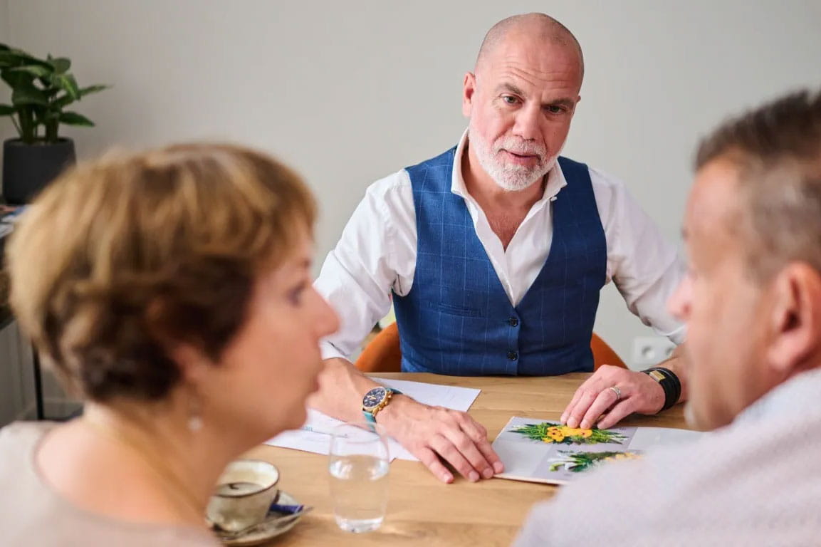 Conseiller funéraire en discussion avec des proches.