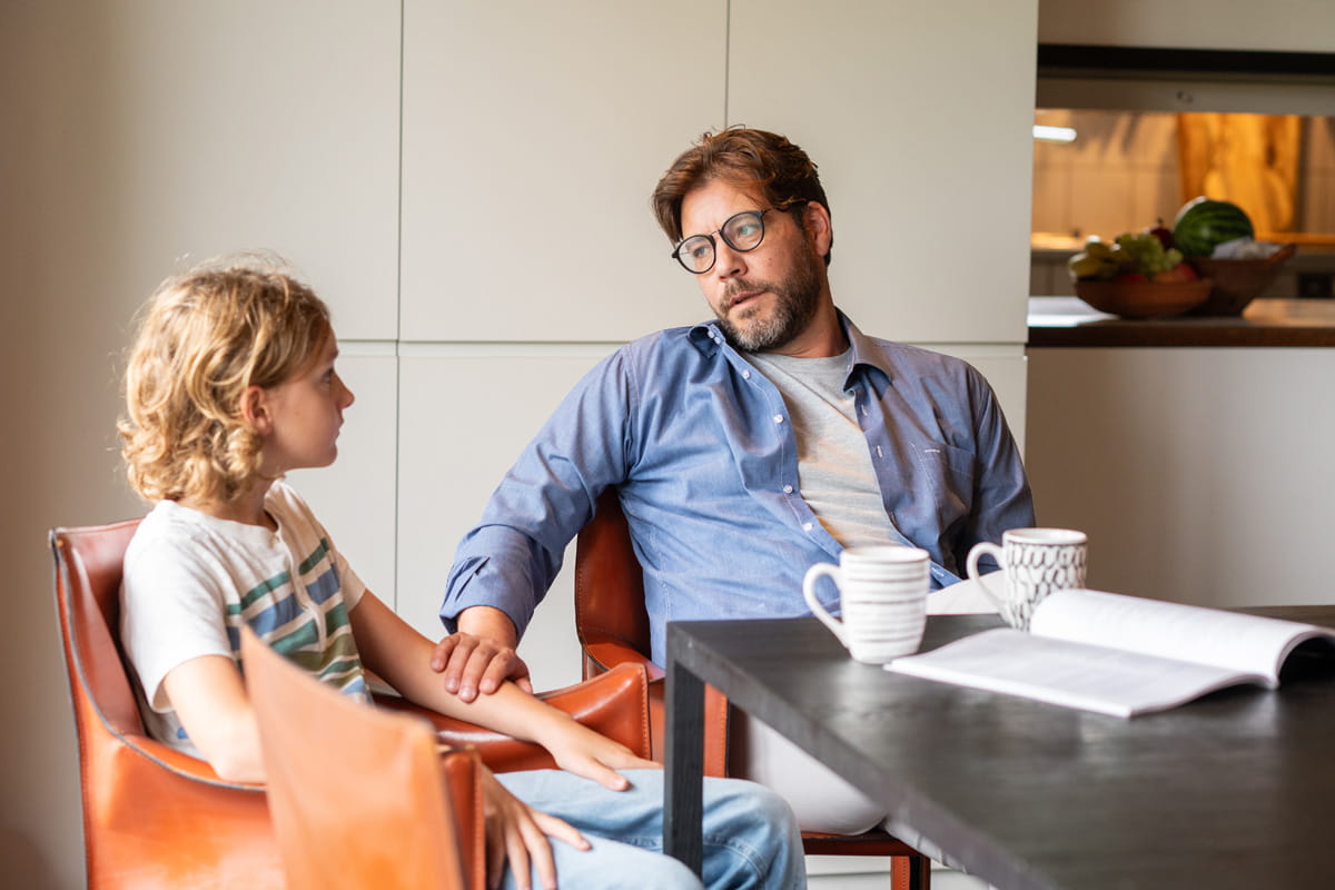 Deux personnes sont assises à table et discutent ensemble.