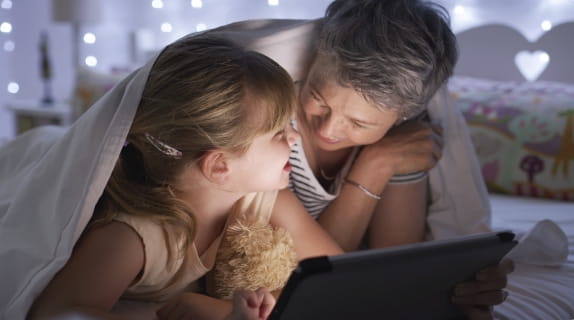 kleinkind grootmoeder lezen tablet