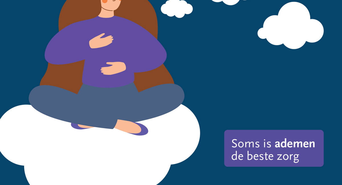 Persoon zit in kleermakerszit op een wolk met handen op borst en buik. Tekst: “Soms is ademen de beste zorg”.