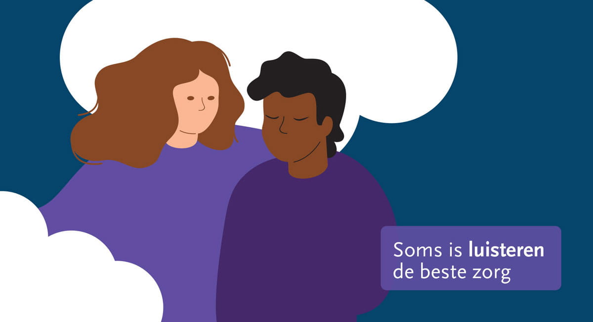 Twee personen dicht bij elkaar, één luistert aandachtig naar de ander. Tekst: “Soms is luisteren de beste zorg”.
