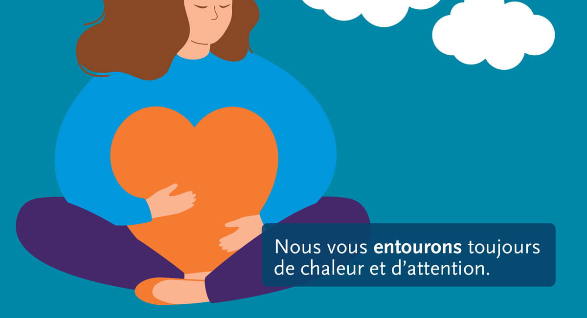 Personne assise tenant un grand cœur dans ses bras. Texte : « Nous vous entourons toujours de chaleur et d’attention. »