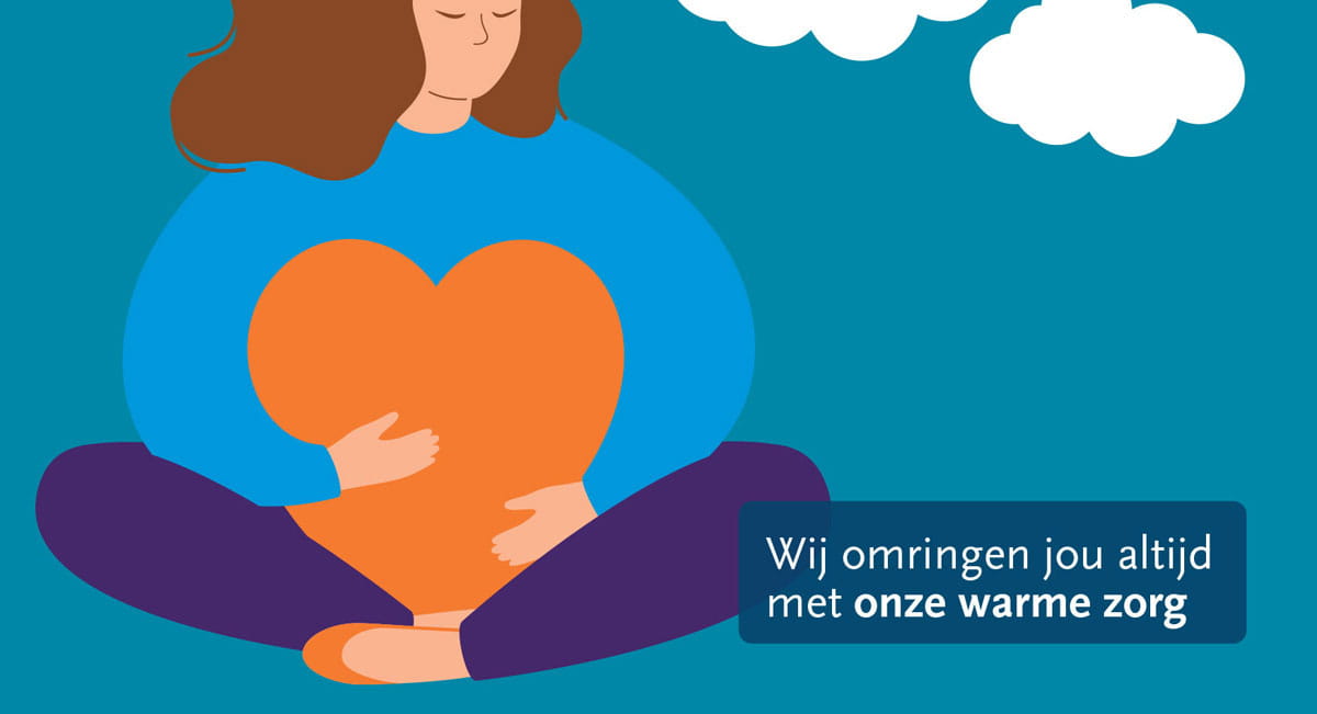 Persoon zit met een groot hart in de armen. Tekst: “Wij omringen jou altijd met onze warme zorg”.