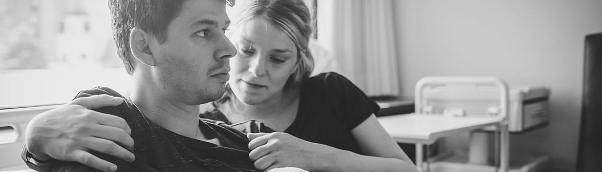 Deux personnes avec un bébé dans une chambre d’hôpital, illustration d’un article consacré aux parents d’un enfant étoile et au souvenir d’un enfant.