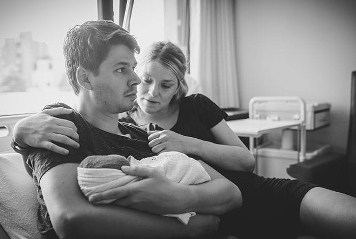 Deux personnes avec un bébé dans une chambre d’hôpital, illustration d’un article consacré aux parents d’un enfant étoile et au souvenir d’un enfant.