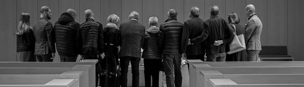 groep mensen aan een kist