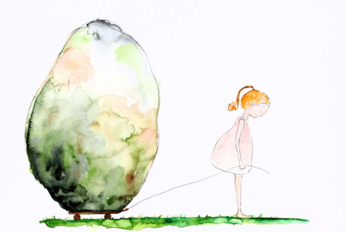 Illustration d’un enfant tirant une corde attachée à une grande pierre verdâtre sur un petit chariot, sur une bande étroite d’herbe.