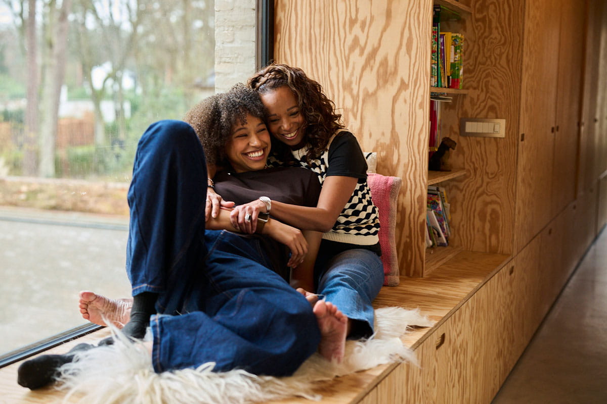 Mère et fille dans un moment de tendresse.