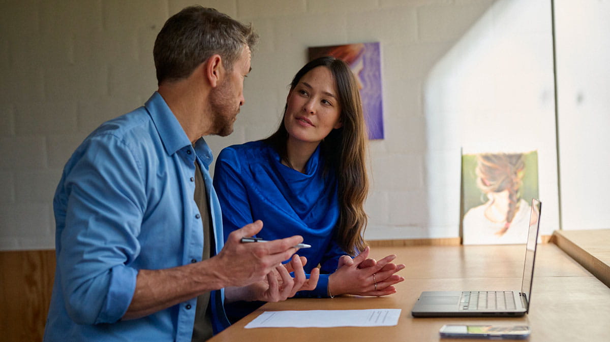 Man en vrouw bespreking in bureau