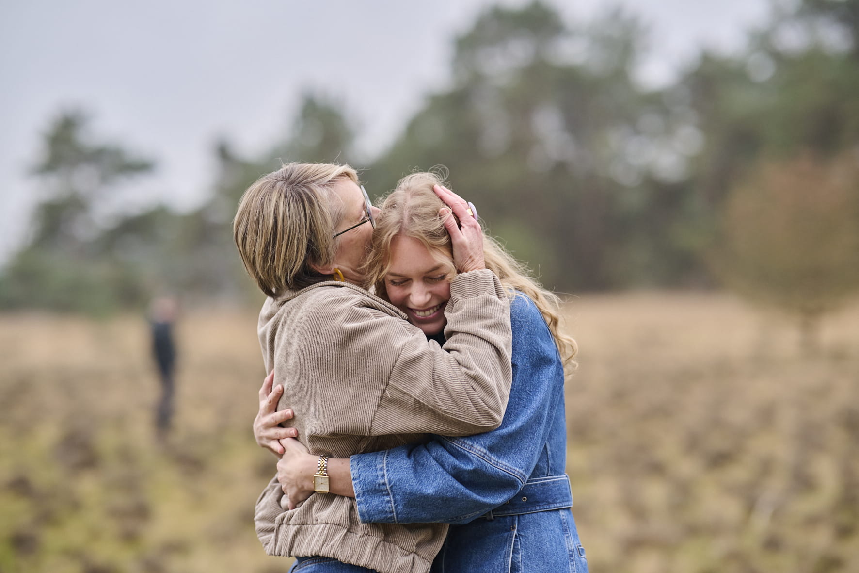 Une mère fait un câlin à sa fille