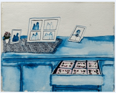 Tekening van ingelijste familiefoto's op een tafel en in een open lade met foto's.